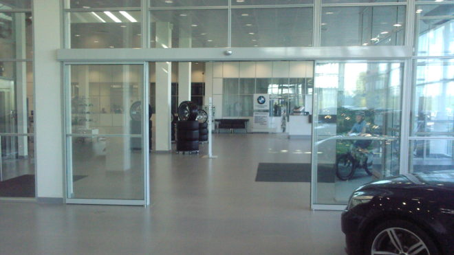 Автоматическая дверь в Сервисном центре БМВ